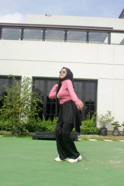 Parkta badminton oynayan Asyalı kadın