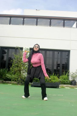 Parkta badminton oynayan Asyalı kadın