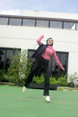 Parkta badminton oynayan Asyalı kadın