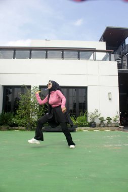 Parkta badminton oynayan Asyalı kadın