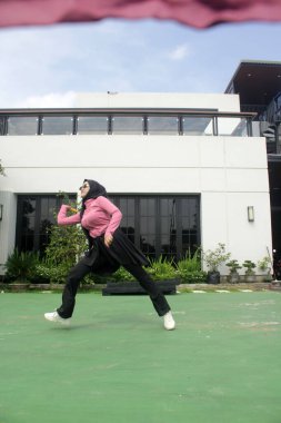 Parkta badminton oynayan Asyalı kadın