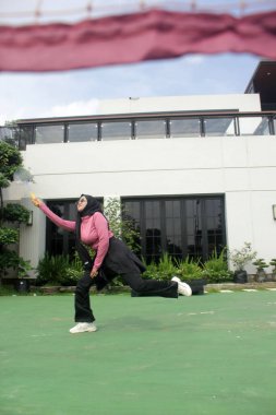 Parkta badminton oynayan Asyalı kadın