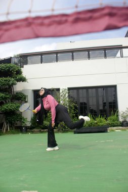 Parkta badminton oynayan Asyalı kadın