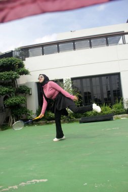 Parkta badminton oynayan Asyalı kadın