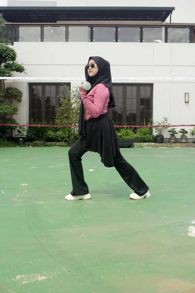 Genç Asyalı kadın dışarıda spor yapıyor.