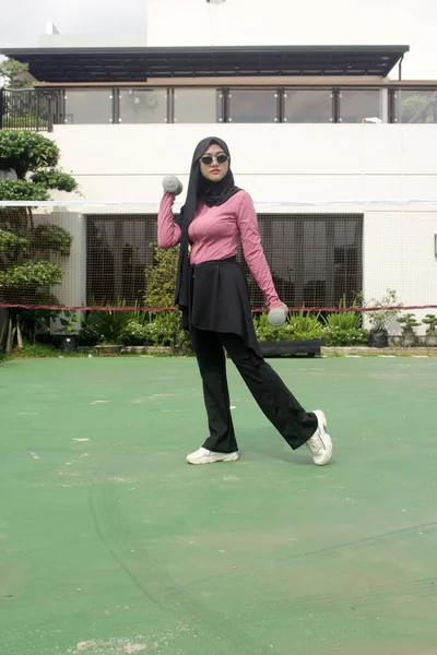 Siyah kazak ve güneş gözlüğü takan Asyalı kadın.