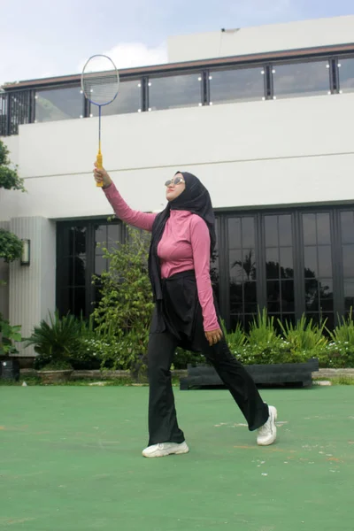 Parkta badminton oynayan Asyalı kadın