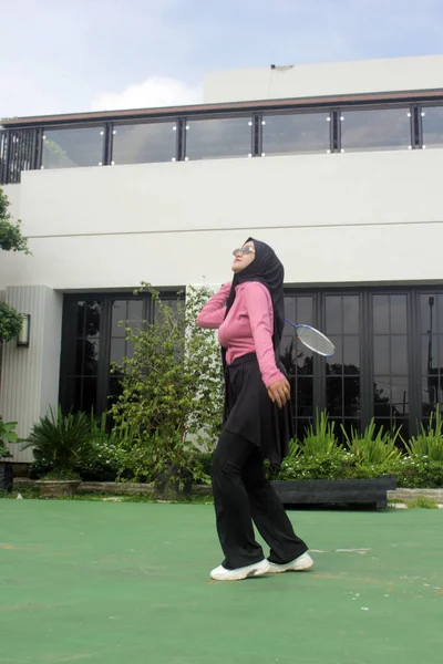 Parkta badminton oynayan Asyalı kadın