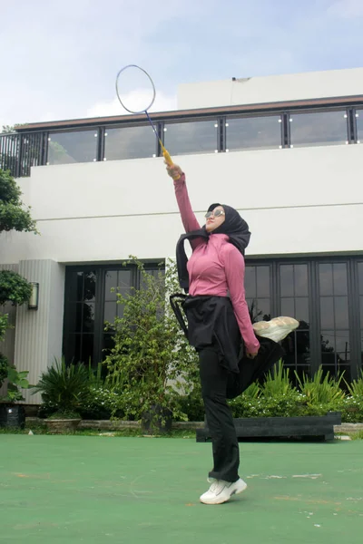 Parkta badminton oynayan Asyalı kadın