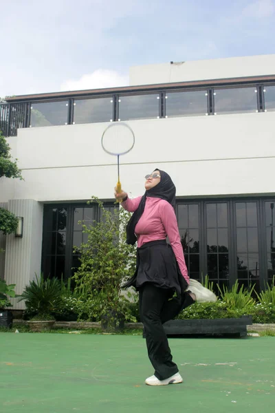 Parkta badminton oynayan Asyalı kadın