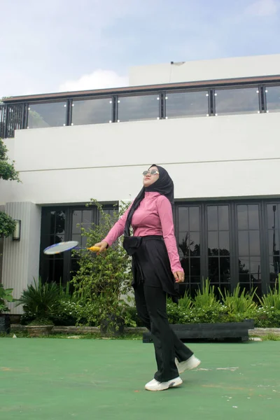 Parkta badminton oynayan Asyalı kadın