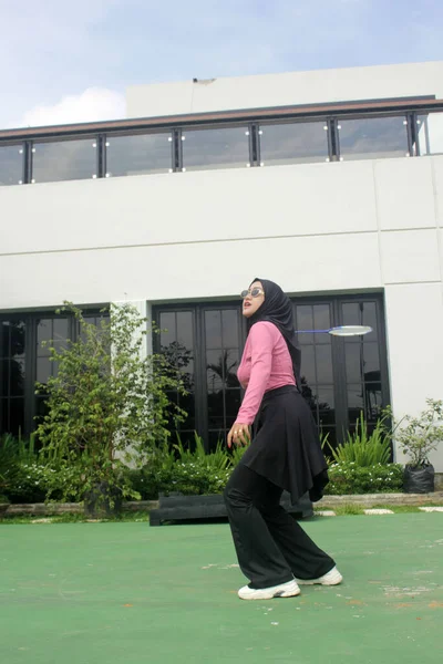 Parkta badminton oynayan Asyalı kadın