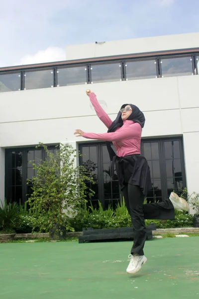 Parkta badminton oynayan Asyalı kadın