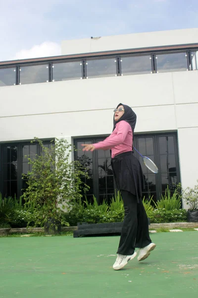 Parkta badminton oynayan Asyalı kadın