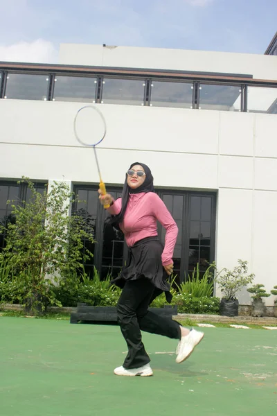Parkta badminton oynayan Asyalı kadın
