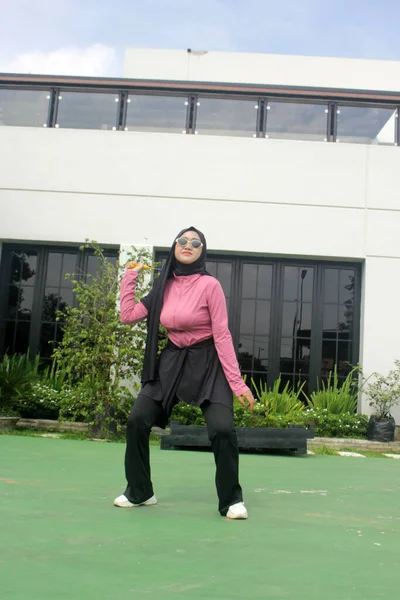 Parkta badminton oynayan Asyalı kadın