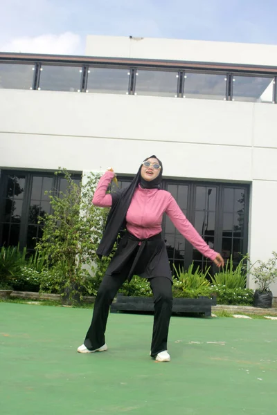 Parkta badminton oynayan Asyalı kadın