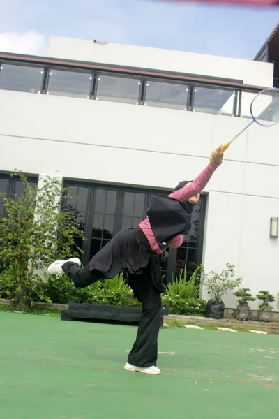 Parkta badminton oynayan Asyalı kadın