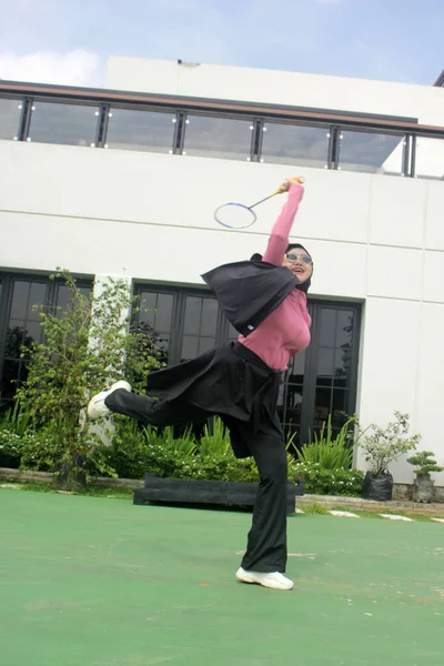 Parkta badminton oynayan Asyalı kadın