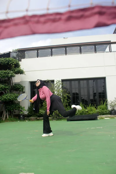 Parkta badminton oynayan Asyalı kadın