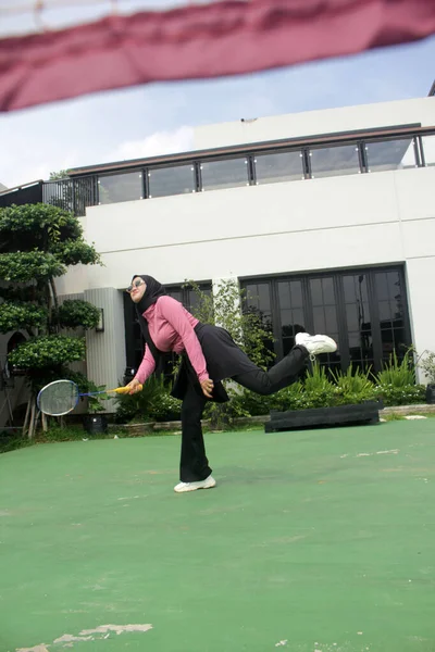 Parkta badminton oynayan Asyalı kadın