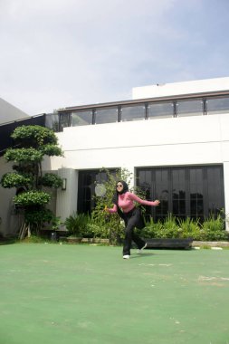 Parkta badminton oynayan Asyalı kadın