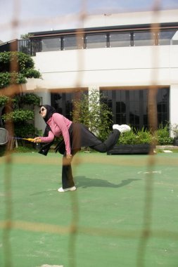 Parkta badminton oynayan Asyalı kadın