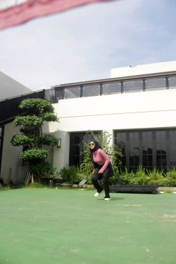 Parkta badminton oynayan Asyalı kadın