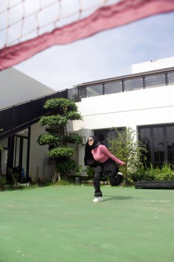 Parkta badminton oynayan Asyalı kadın