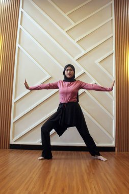 Stüdyoda güzel Asyalı kadın yogası var.