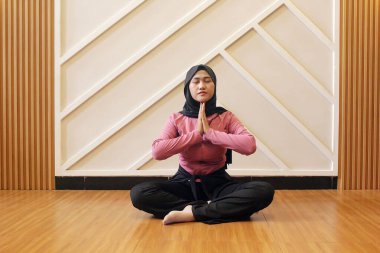 Genç ve güzel Asyalı kadın yoga pozunda.