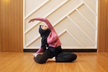 Geleneksel kıyafetli genç Müslüman kız.