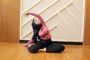 Yoga yapan bir kadın.