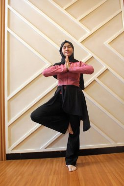 Yoga yapan genç kadın.