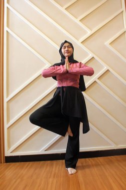 Asyalı kadın yoga poz