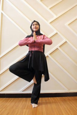 Yoga sınıfındaki genç kadın