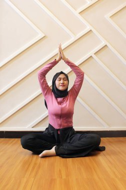 Stüdyoda yoga yapan güzel bir kadın.