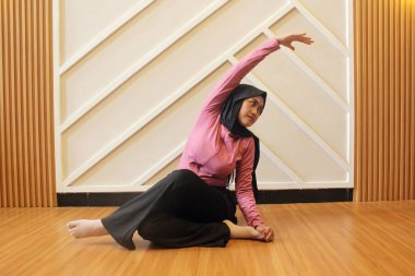 Siyah etekli, beyaz gömlekli güzel bir kız.