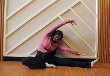 Genç Asyalı kadın evde yoga yapıyor.