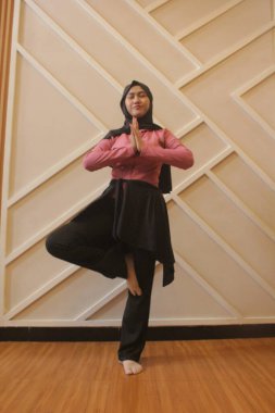 Siyah bir geçmişi olan güzel bir Asyalı kızın portresi.