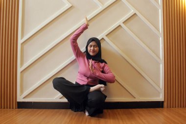 Camide Namaz kılan Genç Müslüman Kadın