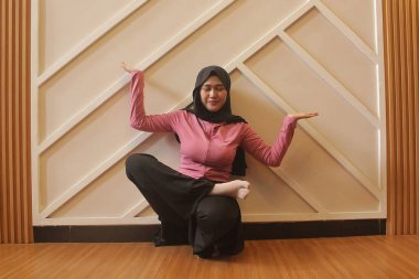 Başörtüsü takan güzel bir kadın