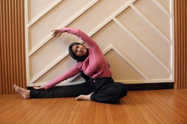 Güzel Asyalı genç kadın yoga yapıyor.