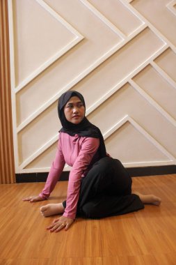 Geleneksel giyinmiş Asyalı Müslüman kadın.