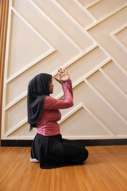 Müslüman kadın camide namaz kılıyor.