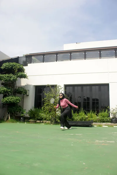 Parkta badminton oynayan Asyalı kadın