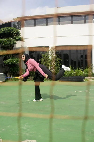 Parkta badminton oynayan Asyalı kadın