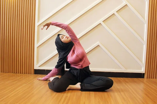 Yoga yapan bir kadın.