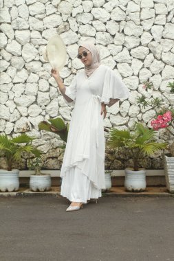 Beyaz elbiseli güzel genç kız