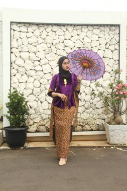 Peçeli güzel genç bir kadın.